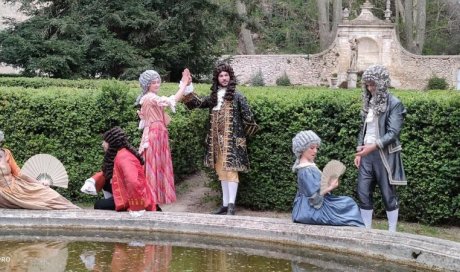 Les costumes de la Compagnie Interlude au Rocher Mistral - Château de La Barben