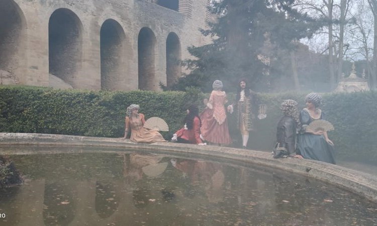 Les costumes de la Compagnie Interlude au Rocher Mistral - Château de La Barben